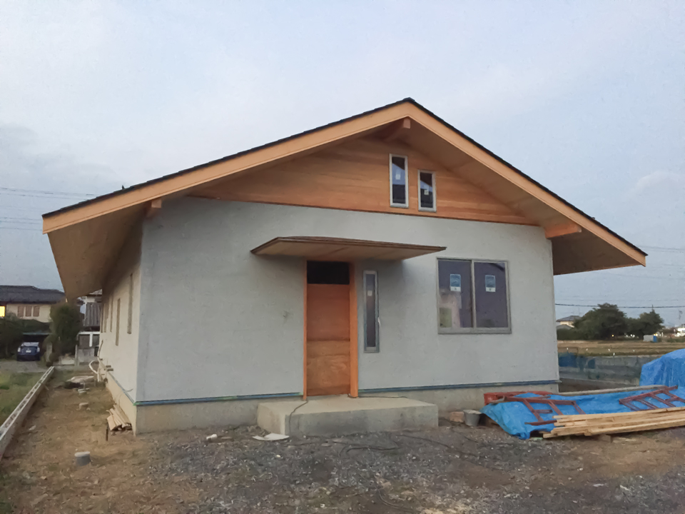 軒の深い大きな屋根の家