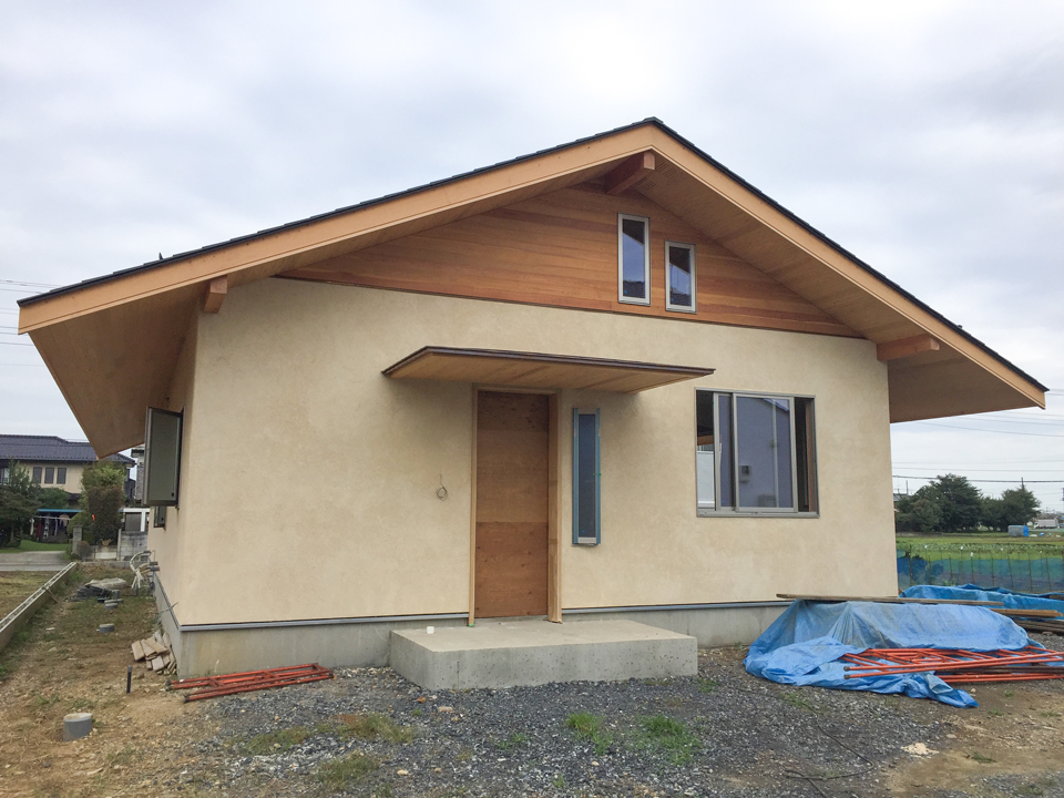 軒の深い大きな屋根の家