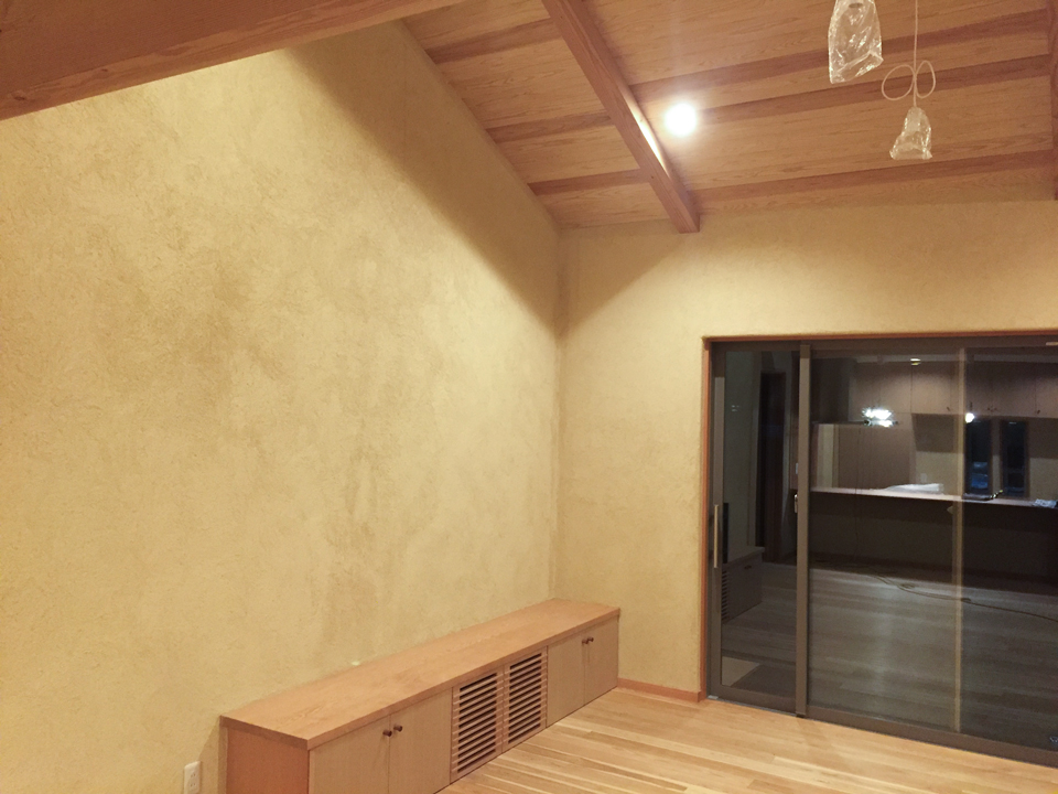 軒の深い大きな屋根の家