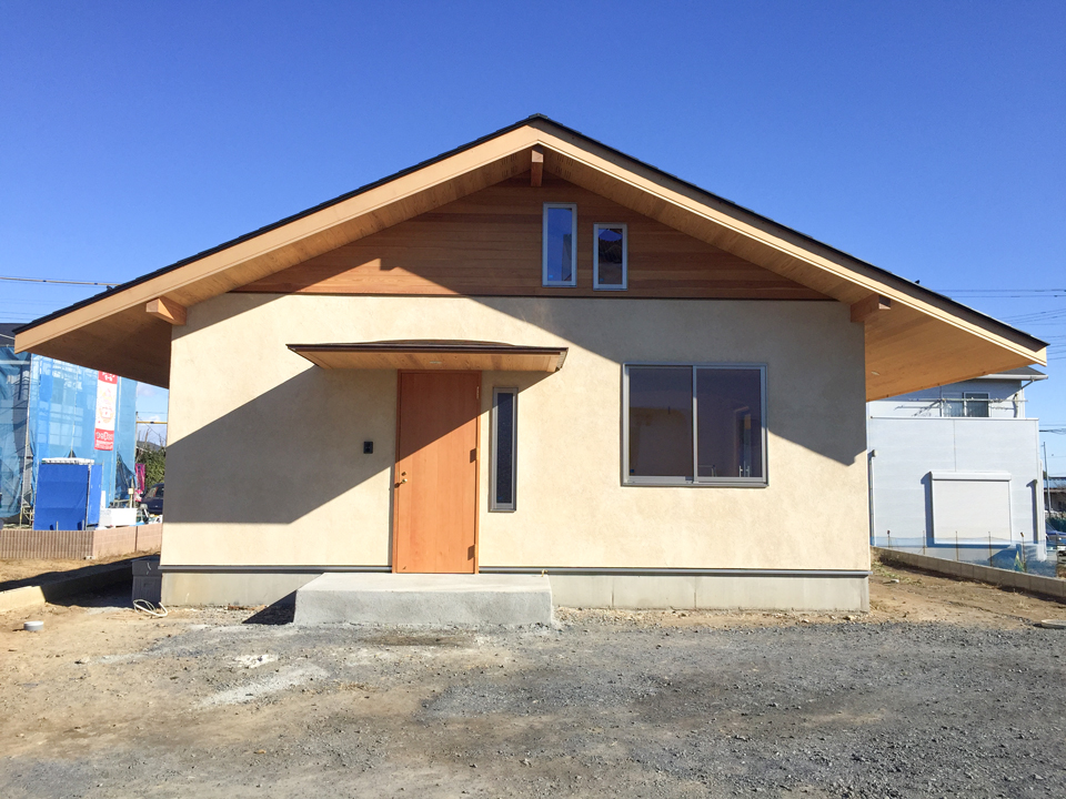 軒の深い大きな屋根の家