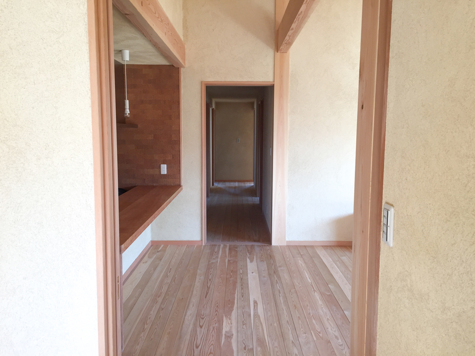 軒の深い大きな屋根の家