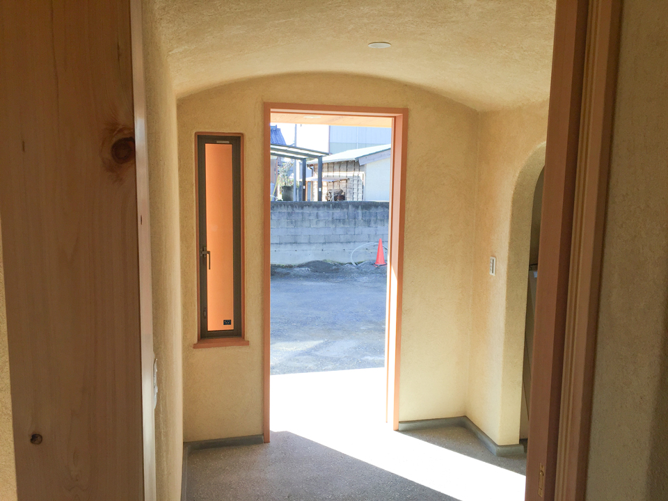 軒の深い大きな屋根の家