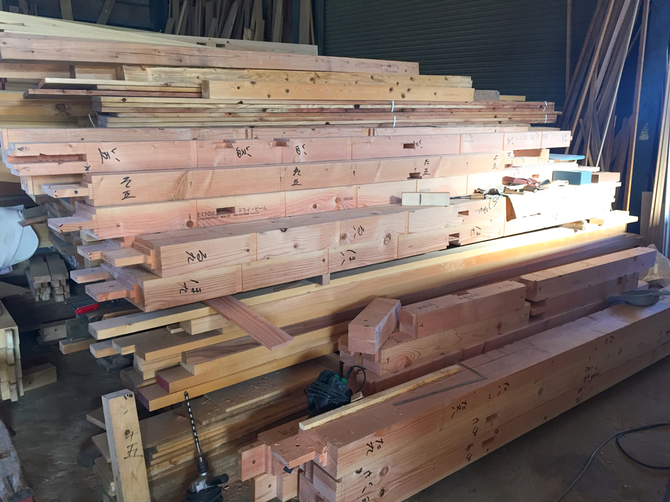 軒の深い大きな屋根の家