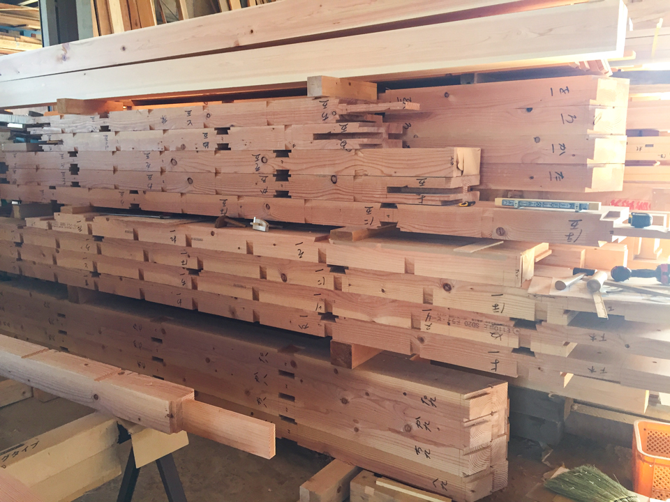 軒の深い大きな屋根の家