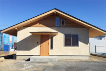 軒の深い大きな屋根の家